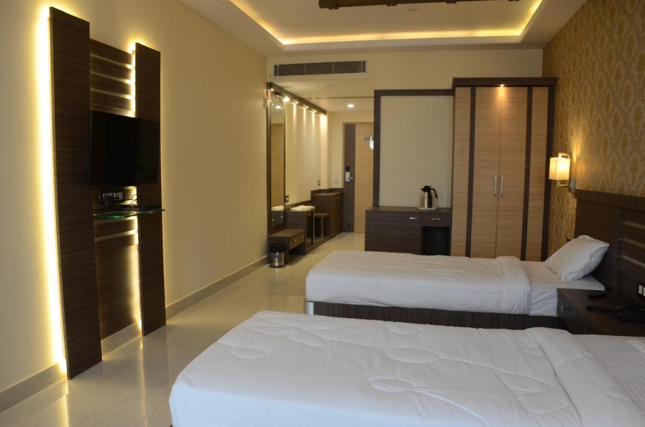 Puja Residency Hotel Варанаси Екстериор снимка