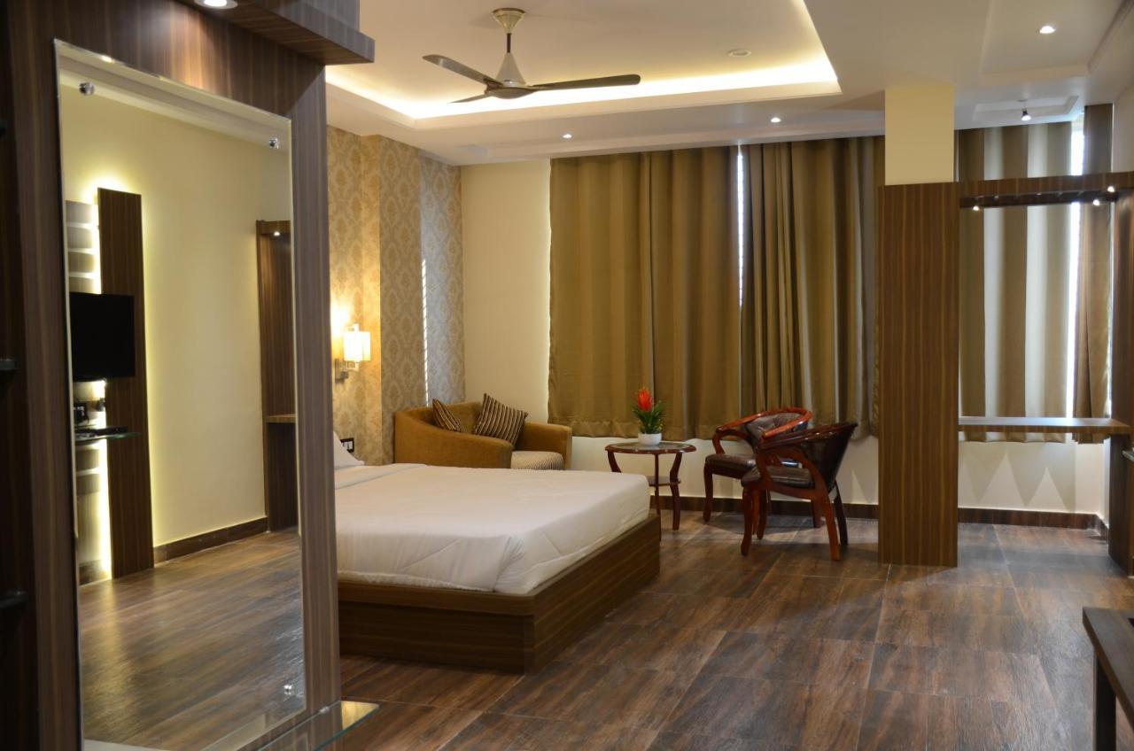 Puja Residency Hotel Варанаси Екстериор снимка