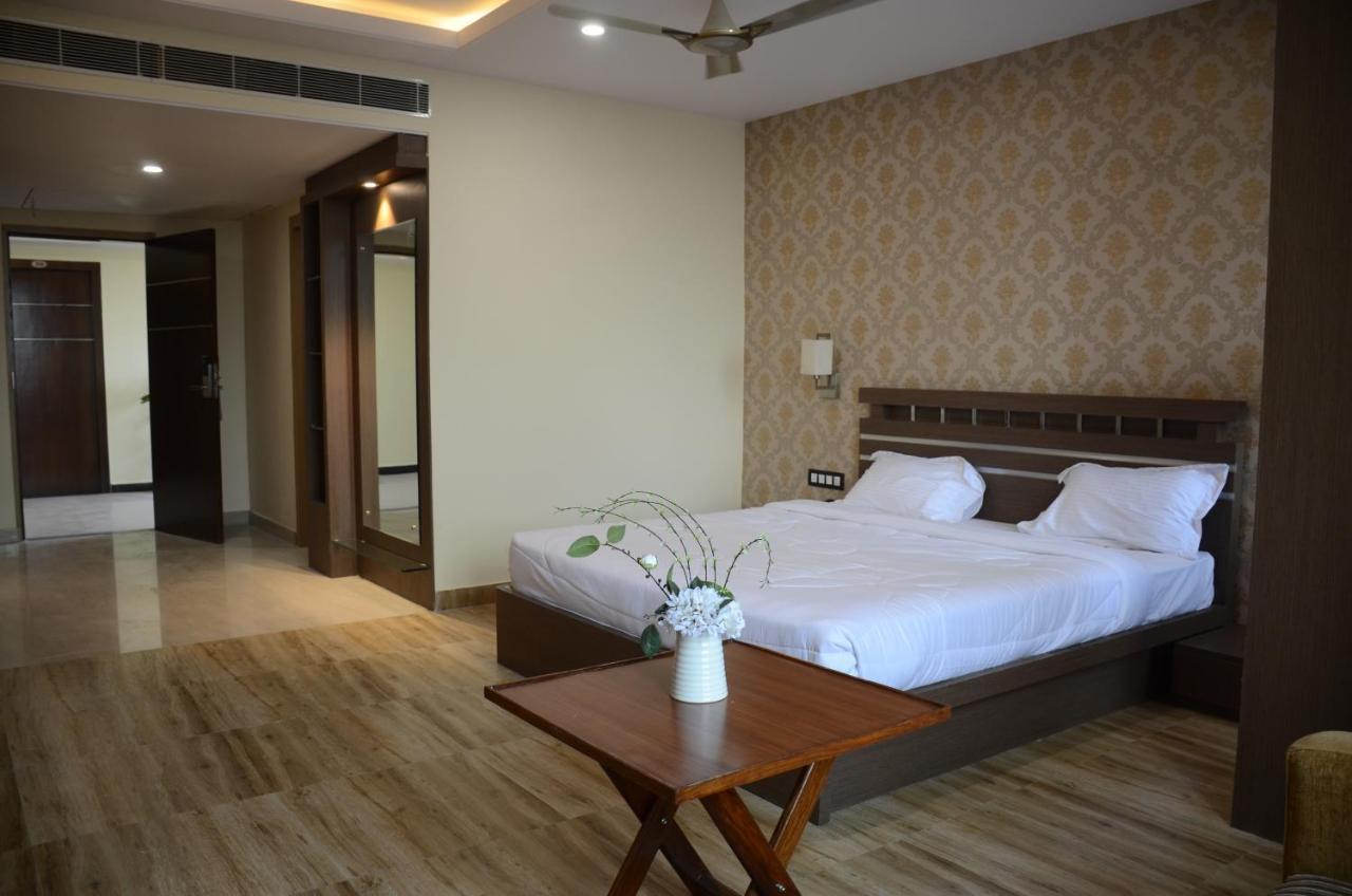 Puja Residency Hotel Варанаси Екстериор снимка