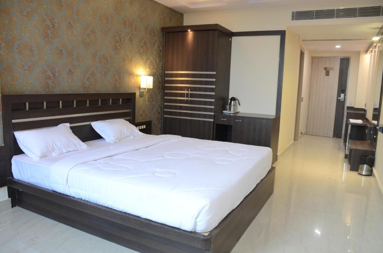 Puja Residency Hotel Варанаси Екстериор снимка