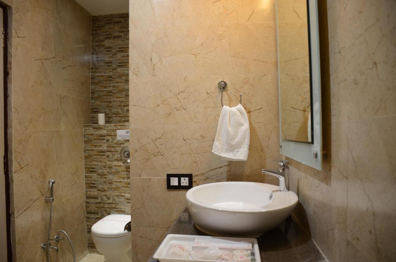 Puja Residency Hotel Варанаси Екстериор снимка