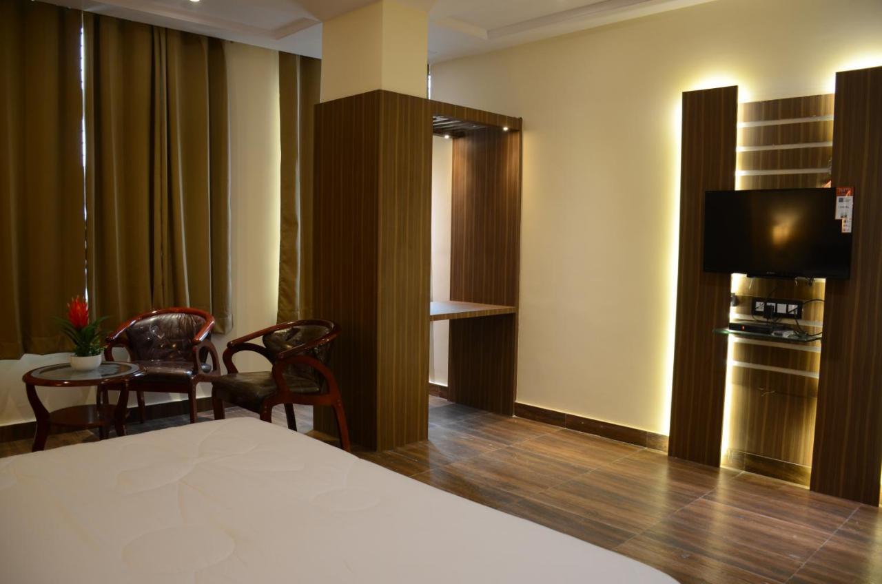 Puja Residency Hotel Варанаси Екстериор снимка