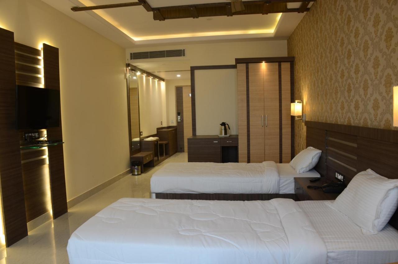 Puja Residency Hotel Варанаси Екстериор снимка