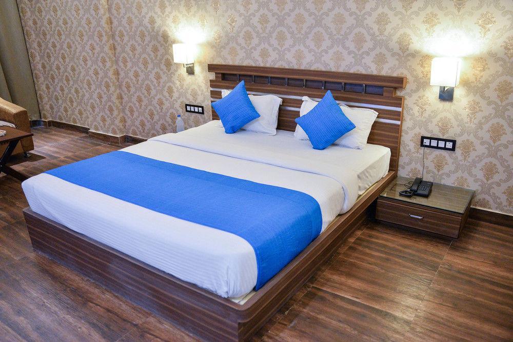 Puja Residency Hotel Варанаси Екстериор снимка