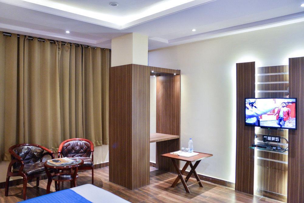 Puja Residency Hotel Варанаси Екстериор снимка