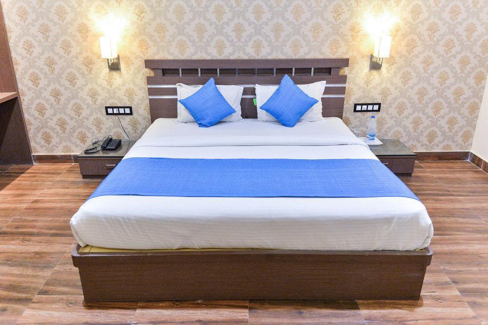 Puja Residency Hotel Варанаси Екстериор снимка