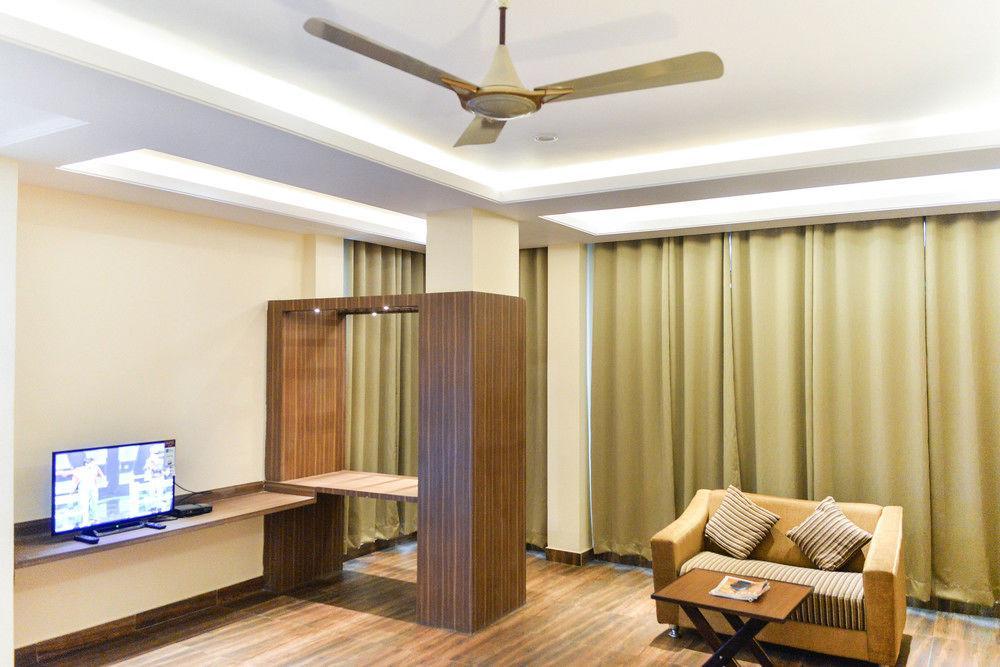 Puja Residency Hotel Варанаси Екстериор снимка