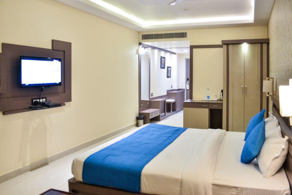 Puja Residency Hotel Варанаси Екстериор снимка