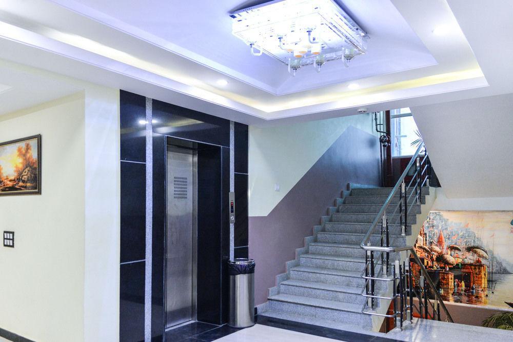 Puja Residency Hotel Варанаси Екстериор снимка
