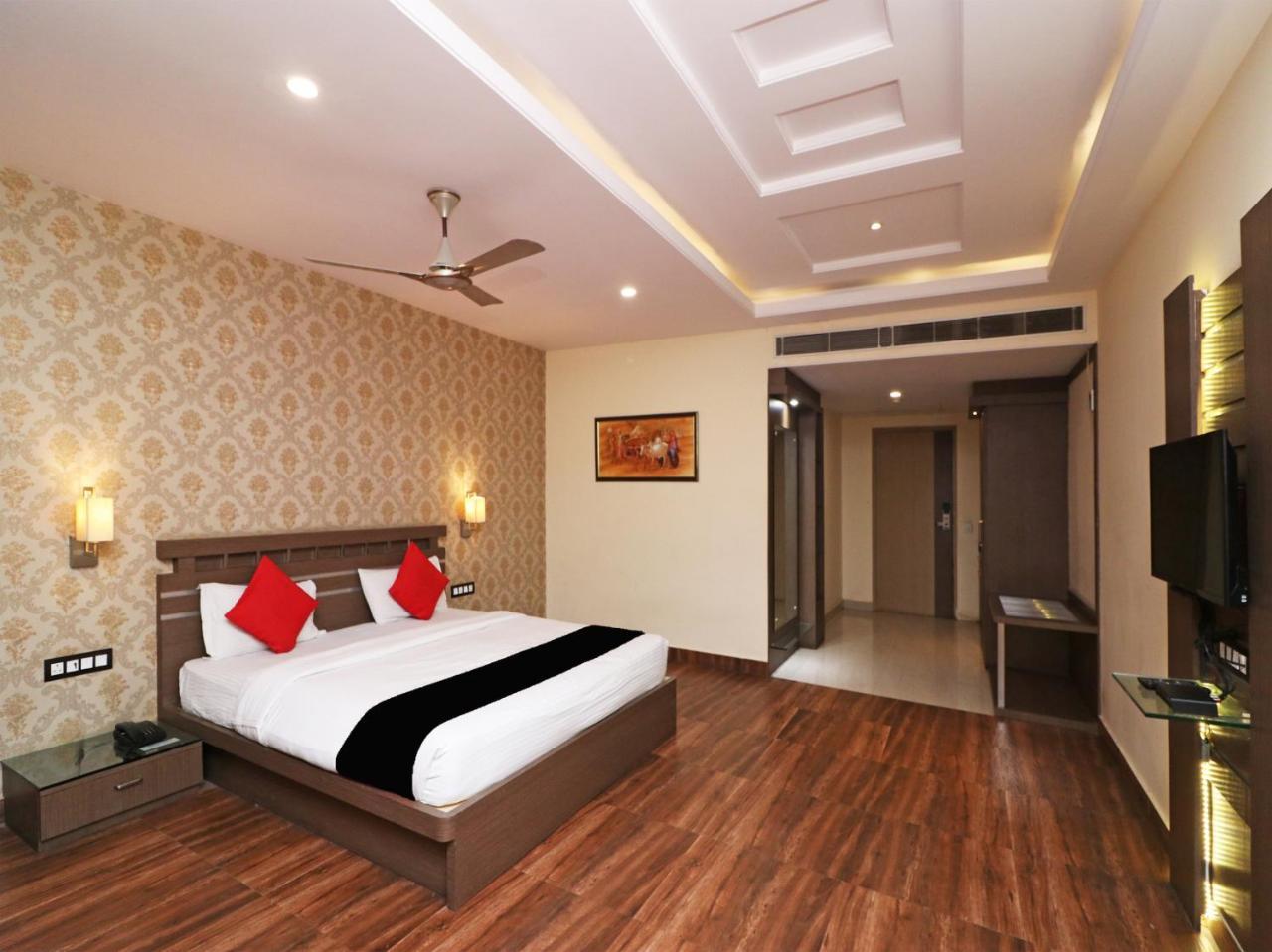 Puja Residency Hotel Варанаси Екстериор снимка